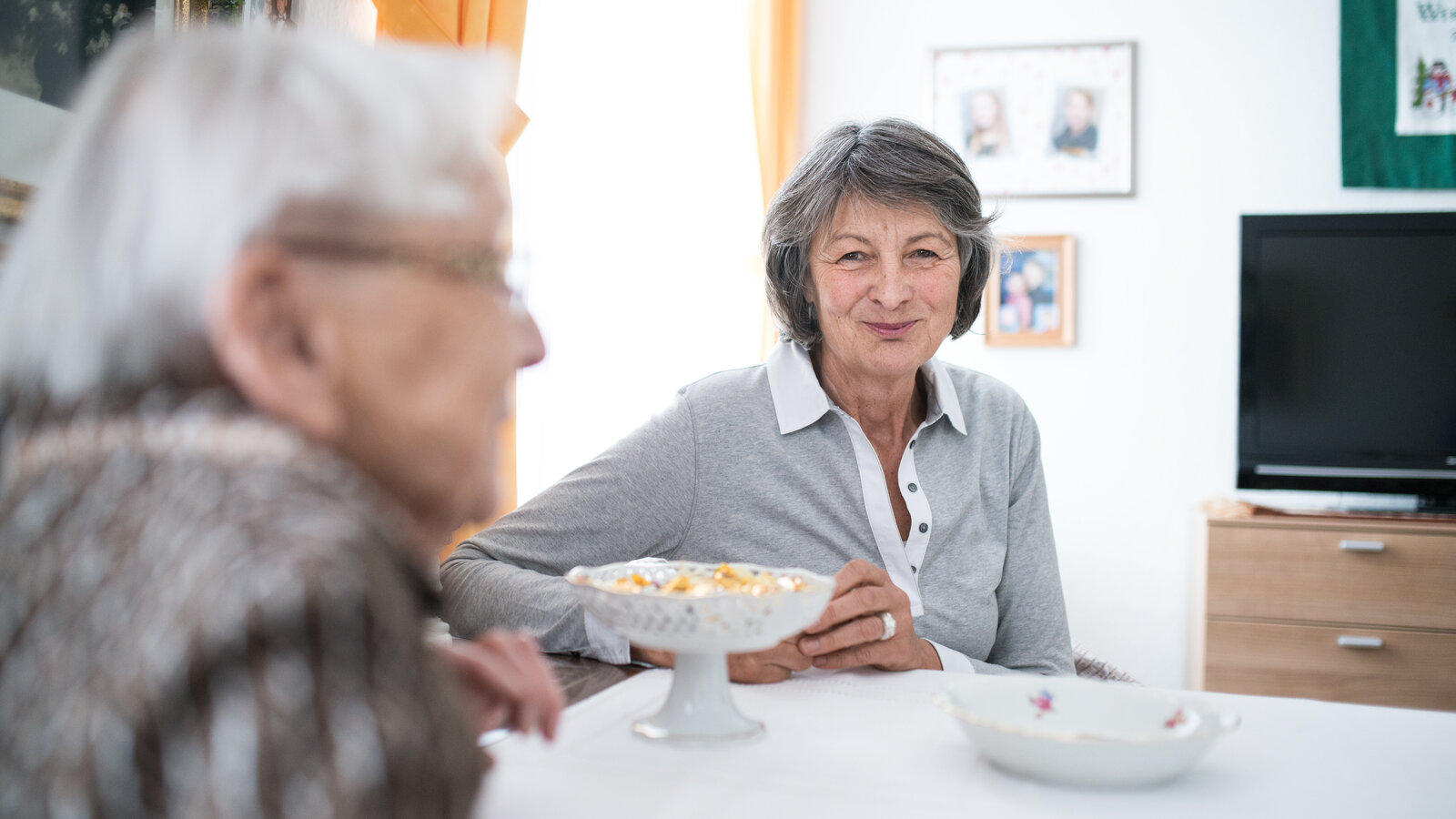 Bewohnerinnen im Gespräch mit Angehörigen