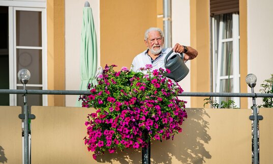 Bewohner gießt Blumen