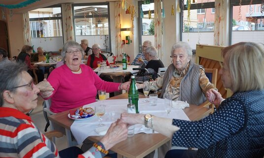 Bewohnerinnen beim singen