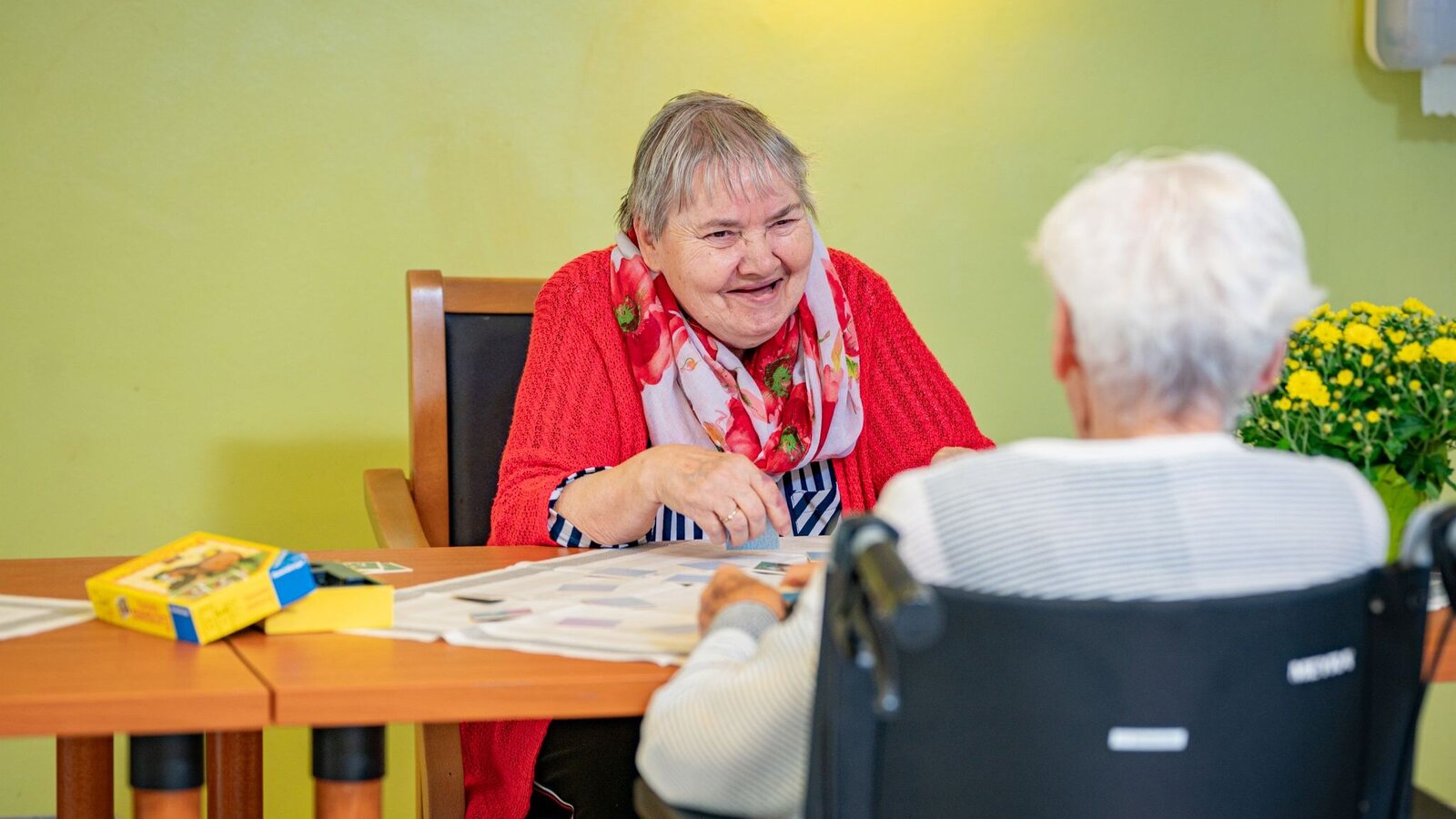 Bewohnerinnen beim Spielen